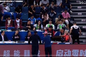 比赛被迫中断！广州外援加特林撞到头部 裁判回看但设备出现故障